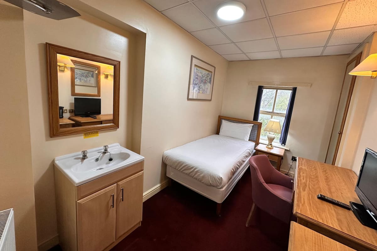 Basic Single Room, 1 Twin Bed, Non Smoking, Shared Bathroom | 1 bedroom, desk, free WiFi