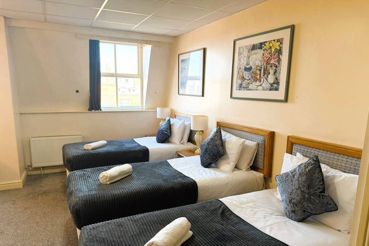 Standard Triple Room, 3 Twin Beds, Non Smoking, Ensuite | Desk, WiFi (free)