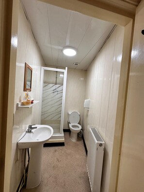 Habitación estándar con 2 camas individuales, 2 camas individuales, para no fumadores | Baño | Amenidades de baño gratuitas, toallas, jabón, shampoo 