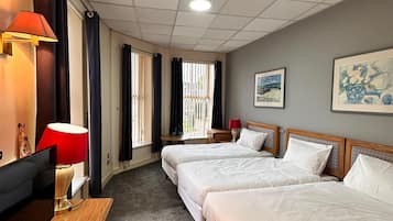 Tremannsrom – standard, 3 enkeltsenger, ikke-røyk, eget bad | Skrivebord og wi-fi (inkludert)