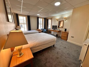 Family Room, Multiple Beds, Non Smoking, Ensuite | Desk, free WiFi - Throstles Nest Hotel (Liverpool)