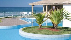 Outdoor pool, pool umbrellas, sun loungers - Arembepe Beach (Camacari)