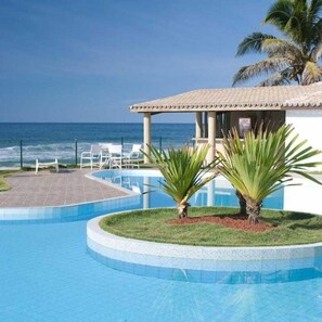 Outdoor pool, pool umbrellas, pool loungers - Arembepe Beach (Camacari)
