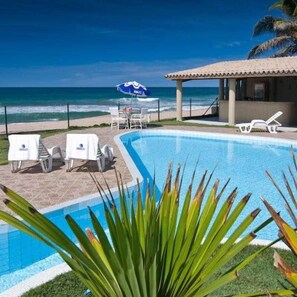 Piscine extérieure, parasols de plage, chaises longues