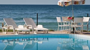 Piscina externa, guarda-sóis, espreguiçadeiras