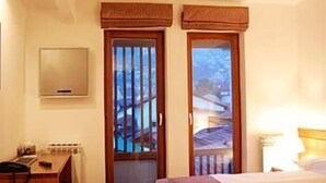Double Room | In-room safe, desk, soundproofing, iron/ironing board (on request) - Garni Hotel Konak (Sarajevo)