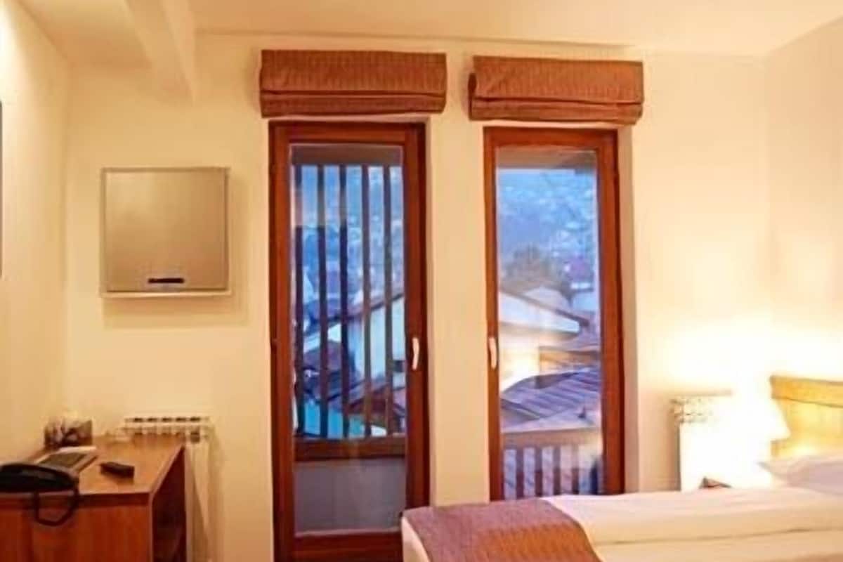 خزنة داخل الغرفة ومكتب وتجهيزات عازلة للصوت ومكواة/لوح كي