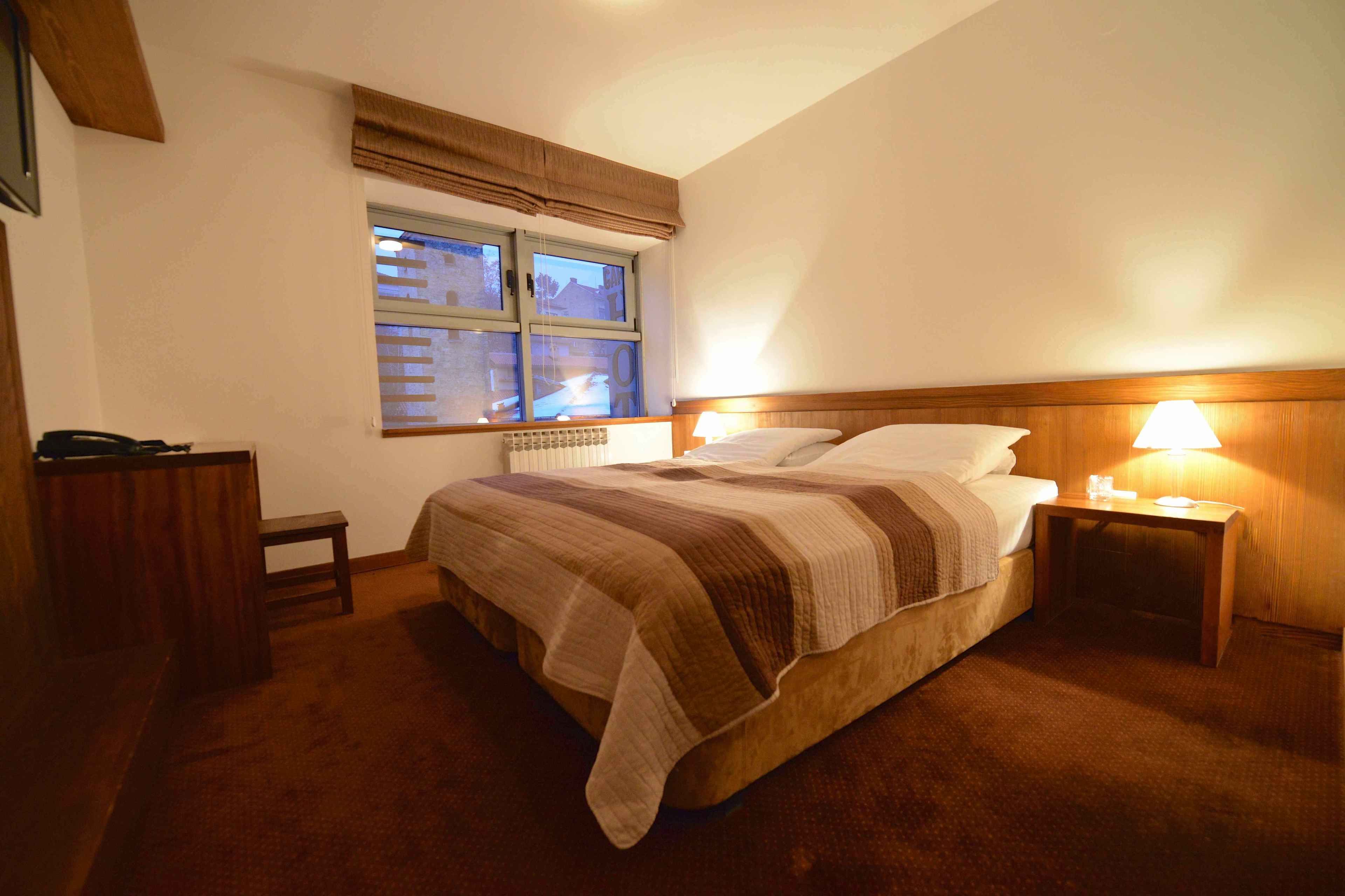 Safe på rommet, skrivebord, lydisolert og strykejern/-brett