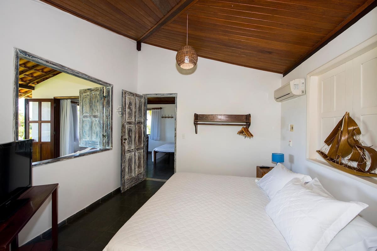 Minibar, WiFi, bed sheets