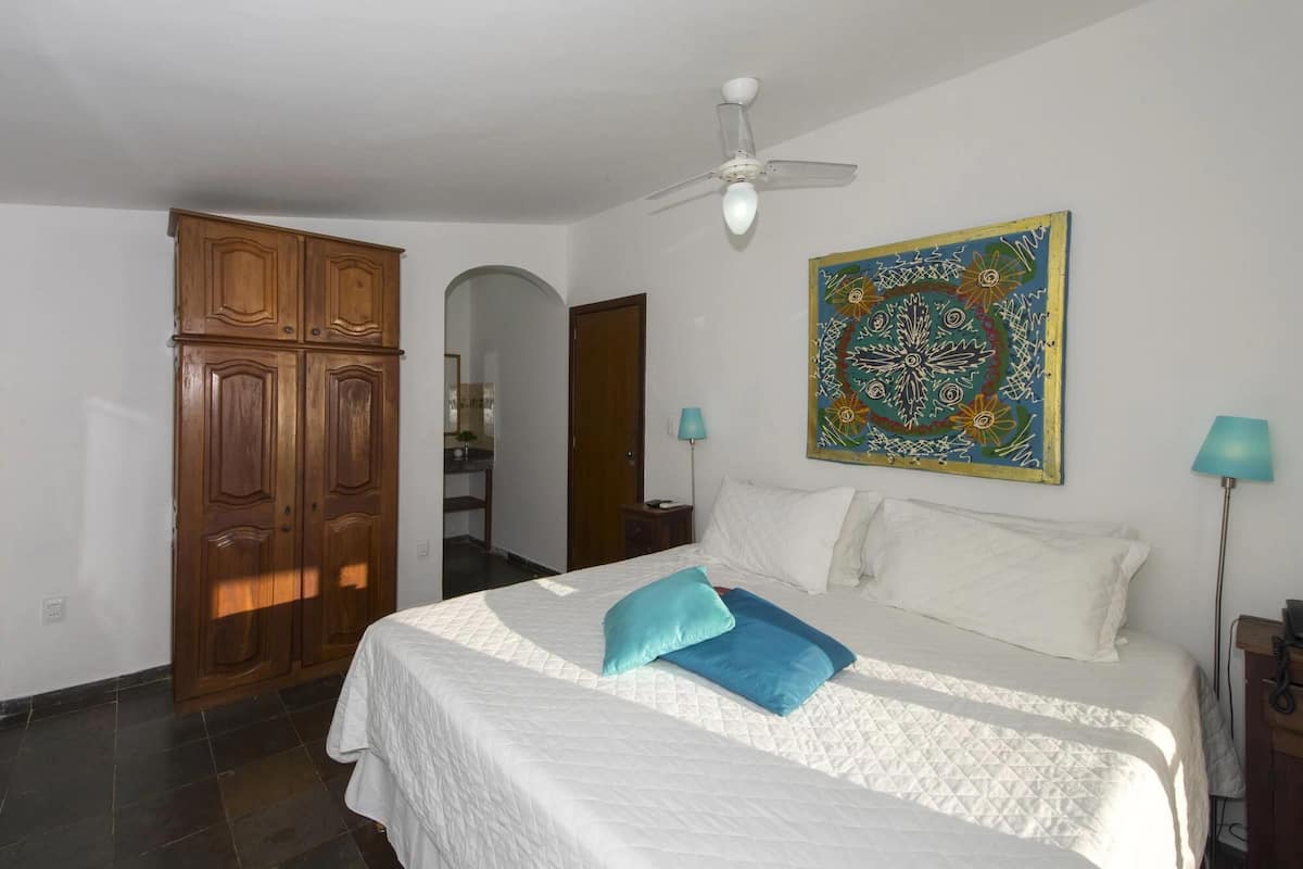 Minibar, WiFi, bed sheets