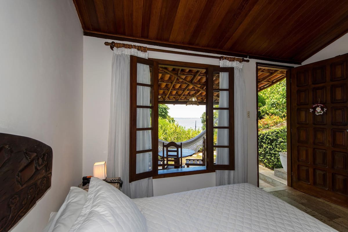 Minibar, WiFi, bed sheets