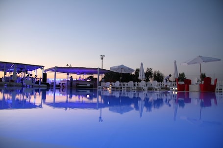 Outdoor pool. Hotel Gran Torre