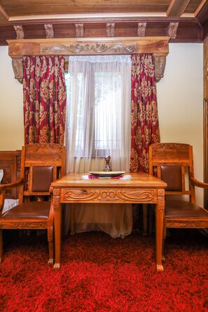 Hypo-allergenic bedding, Tempur-Pedic beds, minibar, in-room safe