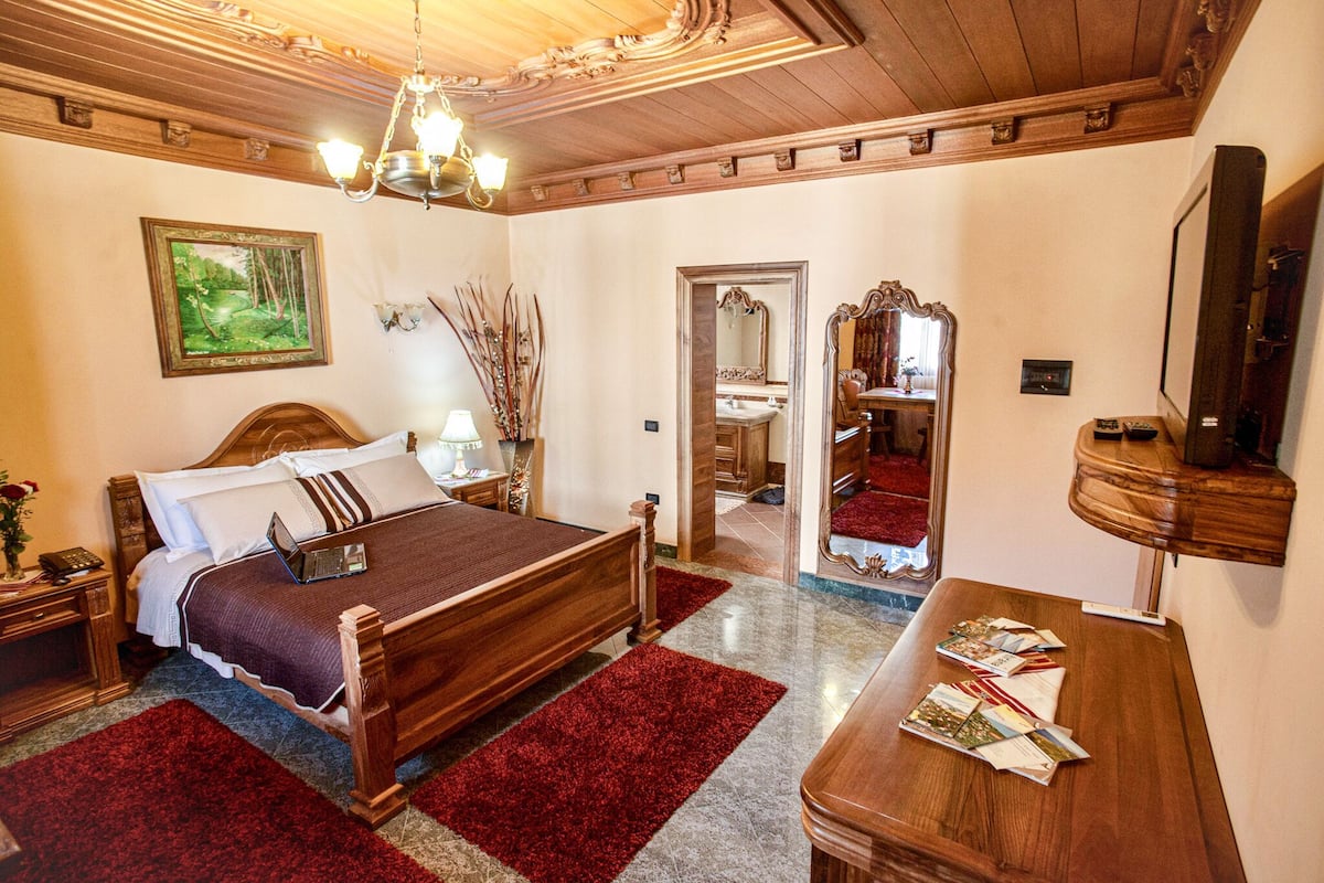 hypo-allergenic bedding, tempur-pedic beds, minibar, in-room safe