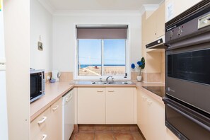 Fridge, microwave, coffee/tea maker - Burleigh Point Holiday Apartments (Miami)