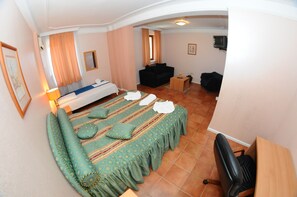 Lägenhet Standard | Allergitestade sängkläder, värdeförvaringsskåp på rummet och skrivbord