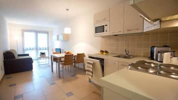 Fridge, microwave, stovetop, dishwasher