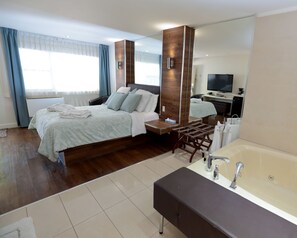 Suite romántica, 1 habitación, hidromasaje | Ropa de cama hipoalergénica, camas con pillow-top y escritorio 