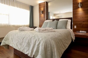 Suite romántica, 1 habitación, hidromasaje | Ropa de cama hipoalergénica, camas con pillow-top y escritorio 