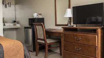 Superior Room, 1 Queen Bed | Room amenity