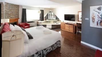 Romantic Suite, 1 Bedroom, Smoking, Hot Tub | Hypo-allergenic bedding, pillow-top beds, desk, soundproofing