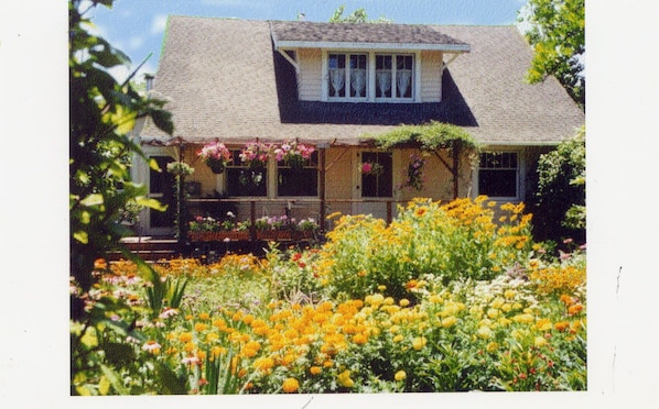 Front of property - Hollyhock Country House (Sonoma)