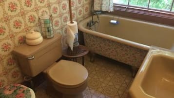 Single Room (Hollyhock room) | Bathroom | Bathtub, towels