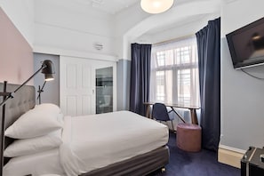 Suite, 1 cama matrimonial, para no fumadores | Ropa de cama de alta calidad, escritorio y cortinas blackout