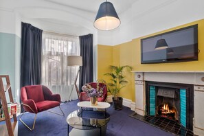 Classic Suite, 1 Queen Bed, Non Smoking | Premium bedding, desk, blackout curtains, iron/ironing board - Hotel Harry, an Ascend Collection Hotel (Surry Hills)