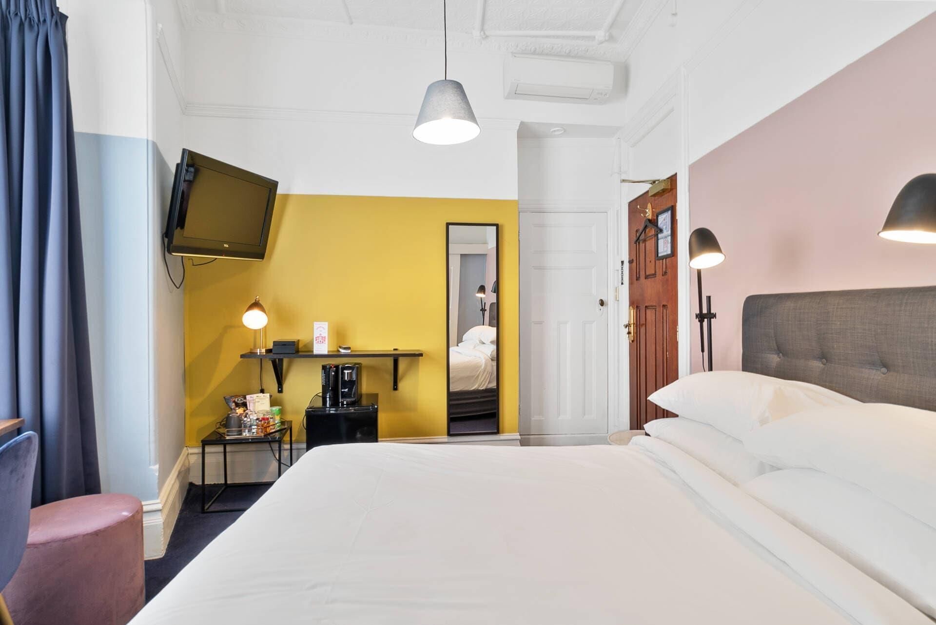 Suite, 1 letto matrimoniale, non fumatori | Biancheria da letto di alta qualità, una scrivania, tende oscuranti