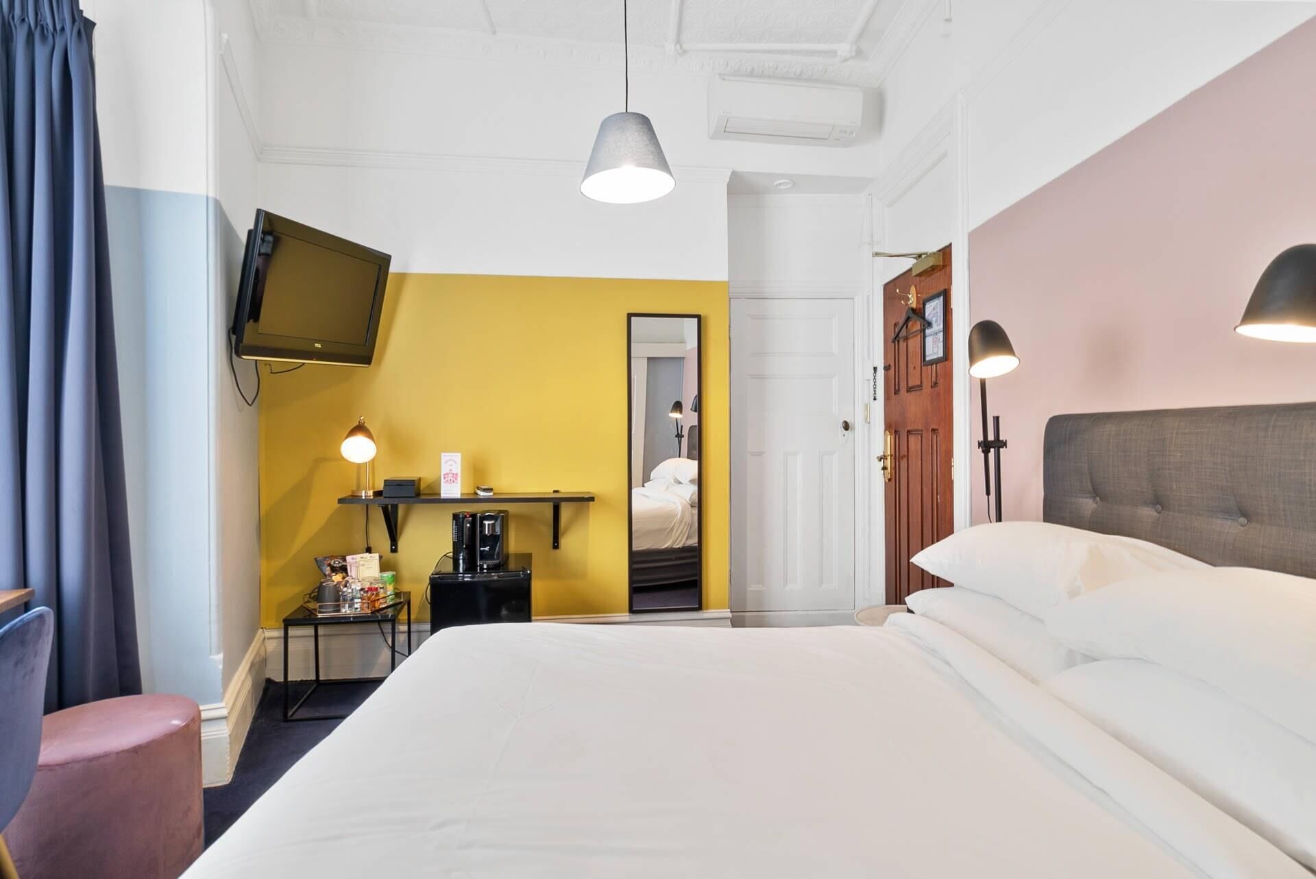 Suite, 1 Katil Kelamin (Double), Non Smoking | Peralatan tempat tidur premium, meja, langsir/tirai gelap terus 