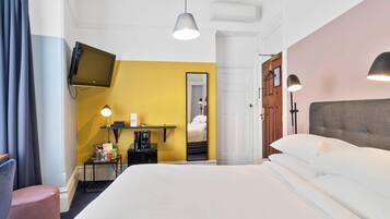 Suite, 1 Katil Kelamin (Double), Non Smoking | Peralatan tempat tidur premium, meja, langsir/tirai gelap terus