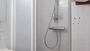 Habitación con 2 camas individuales | Baño | Regadera, secadora de cabello, pantuflas, toallas
