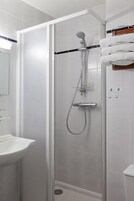 Ducha, secador de pelo, pantuflas, toallas