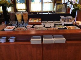 Café da manhã com buffet mediante uma taxa nos fins de semana