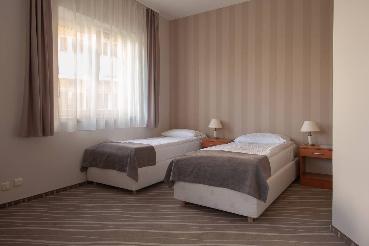 Quarto duplo standard | Cofres nos quartos, Wi-Fi de cortesia, roupa de cama
