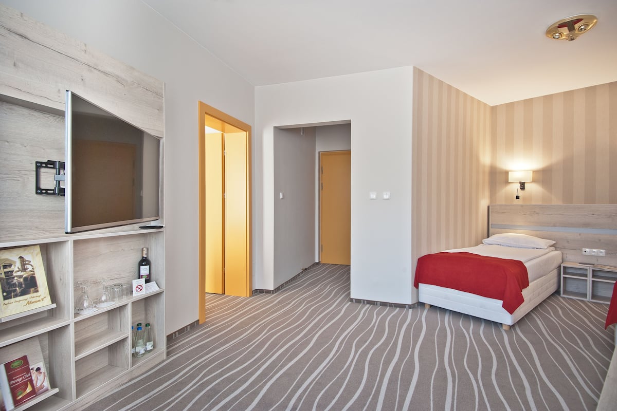 Standard Triple Room, 3 Twin Beds | In-room safe, free WiFi, bed sheets