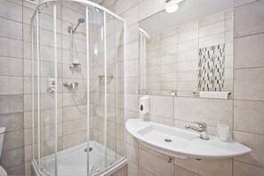 Shower, hair dryer, towels - Akwawit Spa Hotel (Leszno)