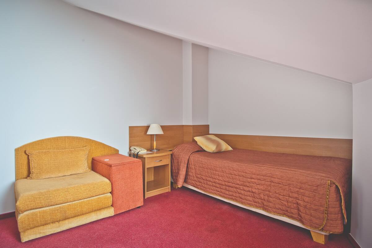 Quarto solteiro econômico, 1 cama de solteiro | Cofres nos quartos, Wi-Fi de cortesia, roupa de cama