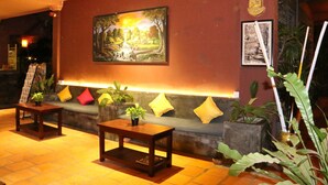 Lobby sitting area - Angkor Spirit Palace (Siem Reap)