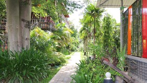 Property grounds - Angkor Spirit Palace (Siem Reap)
