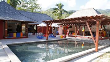 5 outdoor pools, sun loungers