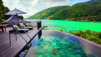5 outdoor pools, sun loungers