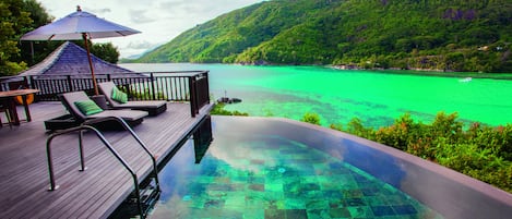 5 piscine all'aperto, lettini