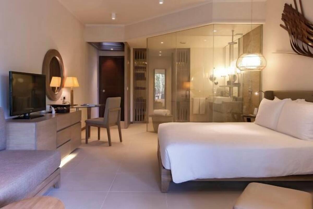 Luxe beddengoed, een minibar, een kluis op de kamer, een bureau