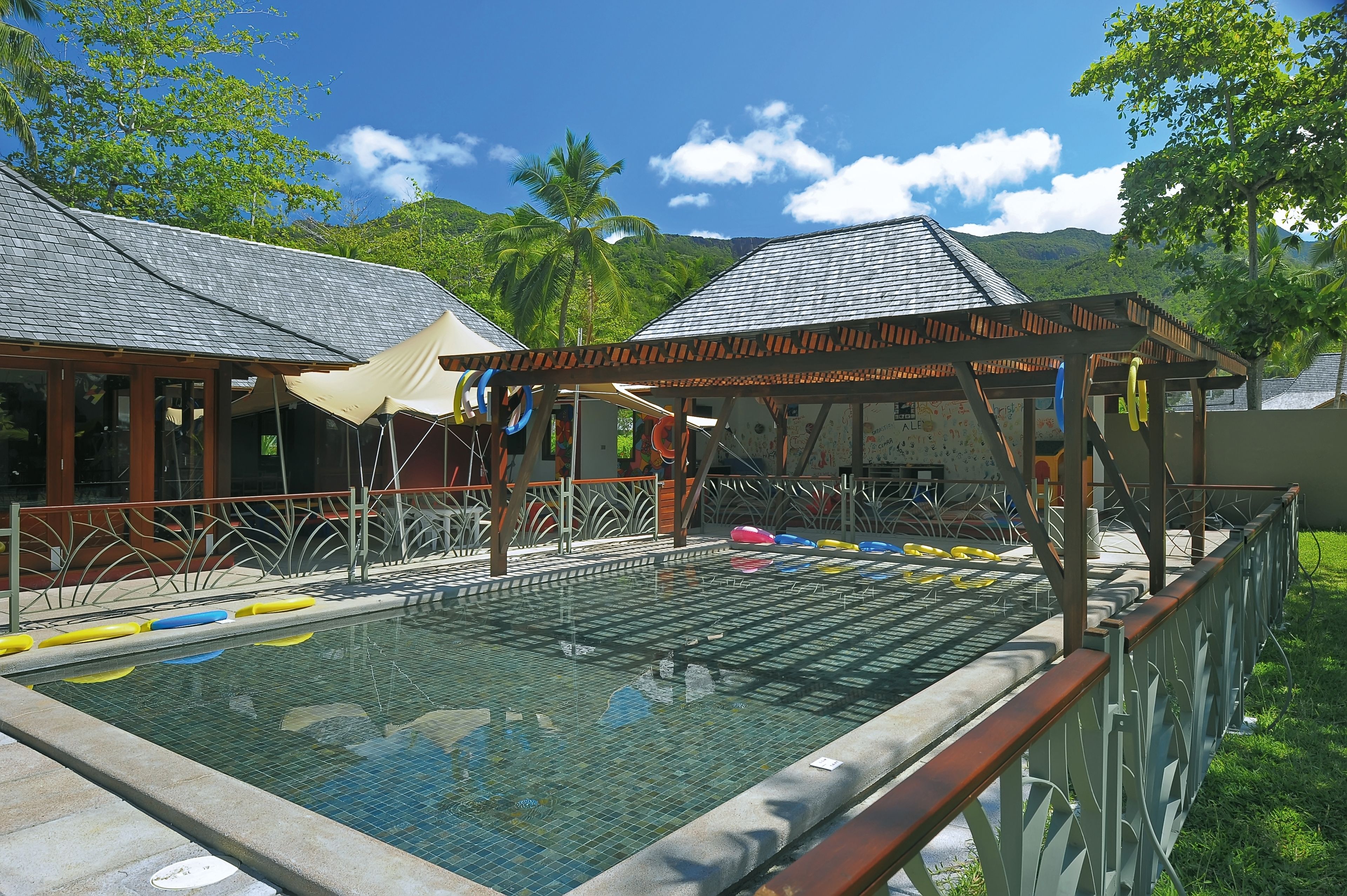 5 kolam renang outdoor, dengan kursi berjemur