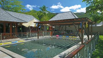 5 kolam renang outdoor, dengan kursi berjemur