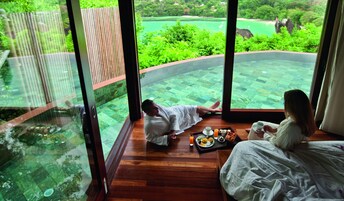 Roupas de cama premium, frigobar, cofres nos quartos