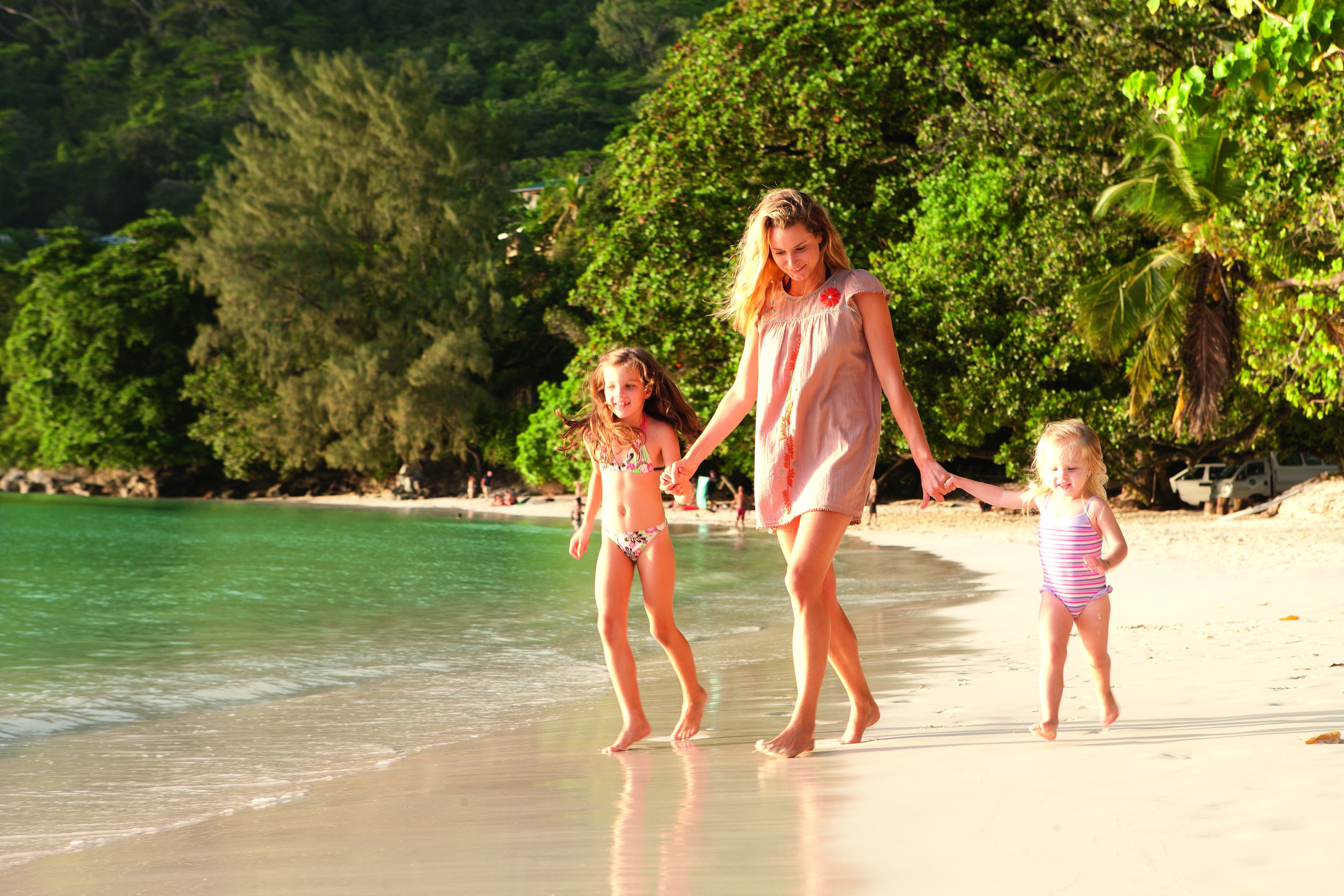 在海滩、白沙、水肺潜水、浮潜