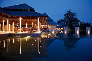 5 outdoor pools, pool loungers